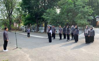 Anggota Bawaslu Jepara, Khoirul Abidin Bertindak sebagai pembina apel pada Senin, 25 Agustus 2025.