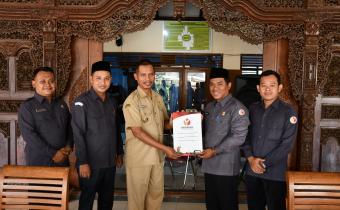 Ketua Bawaslu Jepara Sujiantoko dan Anggota Bawaslu Jepara (Shohibul Habib, Ali Purnomo, dan Khoirul Abidin) beserta Petinggi Desa Sukodono Sagiman melakukan Penandatangan Kerja Sama dan MoU dengan Desa Sukodono sebagai Desa Anti Politik Uang