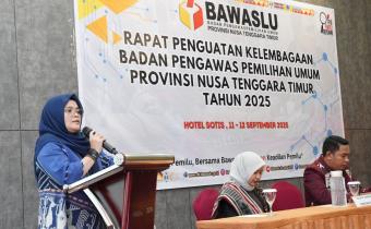Anggota Bawaslu Lolly Suhenty saat membuka Rapat Penguatan Kelembagaan Bawaslu Provinsi Nusa Tenggara Timur, di Kupang, Kamis, (11/9/2025)/Foto: Publikasi dan Pemberitaan Bawaslu