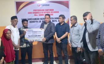 Anggota Bawaslu Herwyn JH Malonda menyerahkan santunan duka cita kepada keluarga Hamis Rahareng, staf Bawaslu Kota Tual