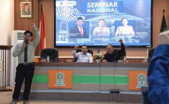 Anggota Bawaslu Totok Hariyono saat menjadi keynote speaker dalam Seminar Nasional bertajuk Penguatan Pengawasan Partisipatif Menuju Demokrasi Bermartabat di Aula Fakultas Syariah UIN Raden Mas Said Surakarta, Senin (15/9/2025).