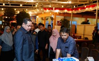 Anggota Bawaslu Herwyn JH Malonda dalam pemantauan kesiapan TPS di Pangkal Pinang pada Selasa (26/8/2025)/Foto: Publikasi dan Pemberitaan Bawaslu