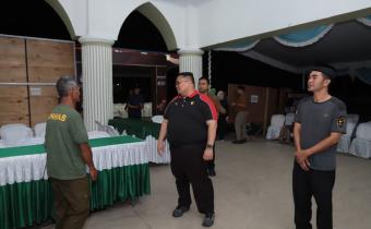 Ketua Bawaslu Rahmat Bagja saat mengunjungi kantor Panwascam Sungailiat, Kabupaten Bangka, sekaligus mengecek kesiapan TPS 6 Kelurahan Parit Padang, Kecamatan Sungailiat, Kabupaten Bangka pada Selasa (26/8/2025) malam