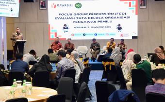 Anggota Bawaslu Herwyn JH Malonda saat membuka Focus Group Discussion (FGD) Evaluasi Tata Kelola Organisasi Pengawas Pemilu di Yogyakarta, Kamis (28/8/2025).