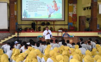 Ketua Bawaslu Jepara, Sujiantoko, memberikan sosialisasi sekaligus pengarahan dalam acara Pemilihan Ketua OSIS (PILKATOS) di SMA Negeri 1 Mayong