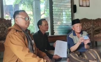 Khomaru Zaman Anggota Bawaslu Jepara Divisi Penanganan Pelanggaran, Data, dan Informasi dalam pengawasan pencocokan dan penelitian (coklit) terbatas daftar pemilih berkelanjutan di Desa Ragulampitan dan Desa Mindahan Kidul, Kecamatan Batealit.