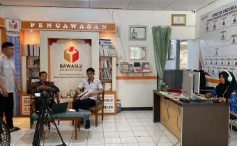 Khoirul Abidin Kordiv SDM, Penididkan dan Pelatihan bersama Aji Susanto Staf PNS Bawaslu Jepara sebagai moderator dalam pembuatan Podcast Bawaslu Menyapa