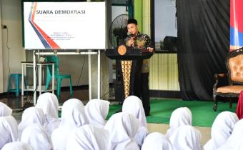 Anggota Badan Pengawas Pemilu (Bawaslu) Kabupaten Jepara, Ali Purnomo, menjadi narasumber dalam kegiatan pendidikan demokrasi yang diselenggarakan di Madrasah Aliyah (MA) Matholibul Huda Mlonggo