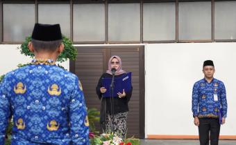 Anggota Bawaslu Lolly Suhenty saat menjadi inspektur upacara peringatan Hari Kesaktian Pancasila di Kantor Bawaslu, Rabu, (1/10/2025).