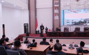 Anggota Bawaslu Herwyn JH Malonda dalam Rapat Persiapan Pembahasan Strategis Penyusunan Perubahan Peraturan Bawaslu dalam Lingkup Tugas dan Fungsi Divisi SDMOD Bawaslu di Manado, Selasa (30/9/2025).