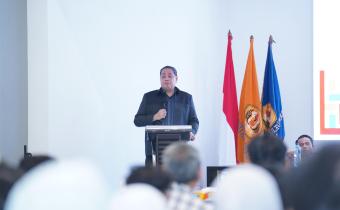 Anggota Bawaslu Herwyn JH Malonda dalam Focus Group Discussion (FGD) Evaluasi Tata Kelola Organisasi Pengawas Pemilu di Kampus Unpad, Bandung, Sabtu (4/10/2025).