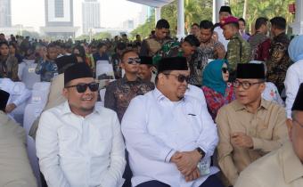 Ketua Bawaslu Rahmat Bagja (tengah) saat menghadiri upacara HUT ke-80 TNI, di Lapangan Silang Monas, Minggu (5/10/2025)