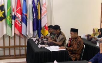 Ali Purnomo Anggota Bawaslu Jepara mengikuti pelaksanaan Rapat Pleno Terbuka Pemutakhiran Data Pemilih Berkelanjutan (PDPB) Triwulan III tahun 2025 yang diselenggarakan oleh KPU Jepara