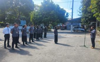 Ketua Bawaslu Jepara Sujiantoko sebagai pembina dalam apel pagi rutin bersama jajaran staf di halaman kantor Bawaslu Jepara