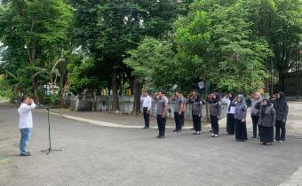 Anggota Bawaslu Jepara Shohibul Habib sebagai pembina dalam apel pagi rutin bersama jajaran staf di halaman kantor Bawaslu Jepara