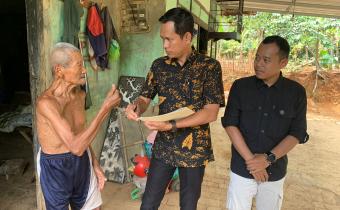 Anggota Bawaslu Jepara Khoirul Abidin dan anggota KPU Jepara Haris Budiawan, beserta staf sekretariat KPU Jepara dan Bawaslu Jepara melaksanakan pengawasan terhadap proses Coklit Terbatas di Kecamatan Mayong.