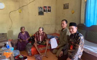 Anggota Bawaslu Jepara Ali Purnomo dan Ketua KPU Jepara Ris Andy Kusuma, beserta staf sekretariat KPU Jepara dan Bawaslu Jepara melaksanakan pengawasan terhadap proses Coklit Terbatas di Kecamatan Kembang.