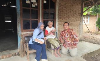 Anggota Bawaslu Jepara Khomaru Zaman dan Anggota KPU Jepara Siti Nur Wakhidatun, beserta staf sekretariat KPU Jepara dan Bawaslu Jepara melaksanakan pengawasan terhadap proses Coklit Terbatas di Kecamatan Mlonggo.