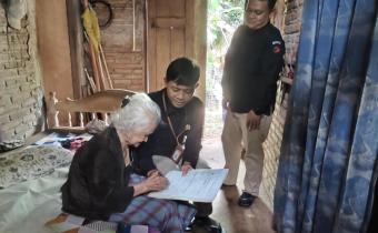 Anggota Bawaslu Jepara Shohibul Habib dan Anggota KPU Jepara Muhammadun, beserta staf sekretariat KPU Jepara dan Bawaslu Jepara melaksanakan pengawasan terhadap proses Coklit Terbatas di Kecamatan Pakis Aji.