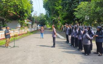 Ketua Bawaslu Jepara Sujiantoko sebagai pembina dalam apel pagi rutin bersama jajaran staf di halaman kantor Bawaslu Jepara