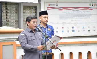 Sujiantoko Ketua Bawaslu Kabupaten Jepara menjadi Pembina dalam upacara peringatan Hari Sumpah Pemuda ke-97 di halaman Kantor Sekretariat Bawalu Kabupaten Jepara