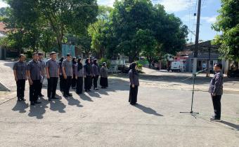 Anggota Bawaslu Jepara Shohibul Habib sebagai pembina dalam apel pagi rutin bersama jajaran staf di halaman kantor Bawaslu Jepara