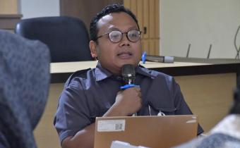 Khomaru Zaman Kordiv Penanganan Pelanggaran dan Data Informasi dalam kegiatan rapat internal peningkatan kapasitas pegawai di bidang pengelolaan konten untuk optimalisasi informasi publik