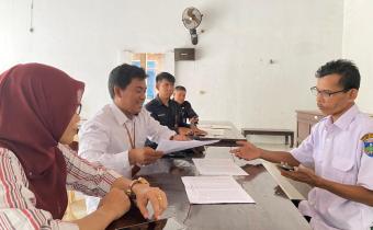 Ketua Bawaslu Jepara Sujiantoko dan anggota KPU Jepara Siti Nurwakhidatun, beserta staf sekretariat KPU Jepara dan Bawaslu Jepara melaksanakan pengawasan Coklit Terbatas di Kecamatan Welahan.