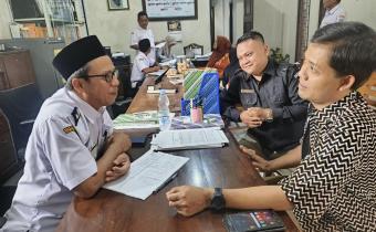 Anggota Bawaslu Jepara Shohibul Habib dan anggota KPU Jepara Muhammadun, beserta staf sekretariat KPU Jepara dan Bawaslu Jepara melaksanakan pengawasan Coklit Terbatas di Kecamatan Kalinyamatan.