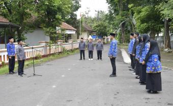 Sujiantoko Ketua Bawaslu Kabupaten Jepara menjadi Pembina dalam upacara peringatan Hari Pahlawan di halaman Kantor Sekretariat Bawalu Kabupaten Jepara