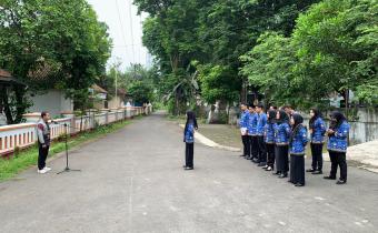 Anggota Bawaslu Jepara Khoirul Abidin sebagai pembina dalam apel pagi rutin bersama jajaran staf di halaman kantor Bawaslu Jepara