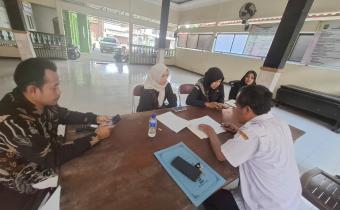 Anggota Bawaslu Jepara Khoirul Abidin serta anggota KPU Jepara Sri Suryani, beserta staf sekretariat KPU Jepara dan Bawaslu Jepara melaksanakan pengawasan Coklit Terbatas di Kecamatan Kalinyamatan.