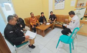 Anggota Bawaslu Jepara Khomaru Zaman serta anggota KPU Jepara Muhammadun, beserta staf sekretariat KPU Jepara dan Bawaslu Jepara melaksanakan pengawasan Coklit Terbatas di Kecamatan Mayong.