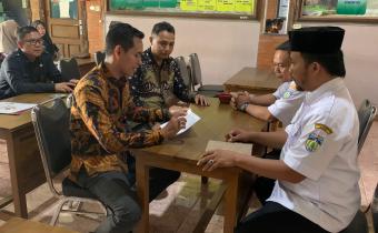 Anggota Bawaslu Jepara Ali Purnomo serta anggota KPU Jepara Haris Budiawan, beserta staf sekretariat KPU Jepara dan Bawaslu Jepara melaksanakan pengawasan Coklit Terbatas di Kecamatan Mayong.