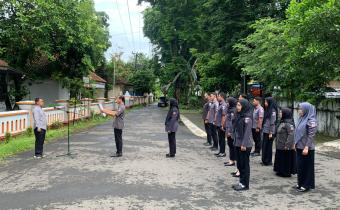 Anggota Bawaslu Jepara Shohibul Habib sebagai pembina dalam apel pagi rutin bersama jajaran staf di halaman kantor Bawaslu Jepara