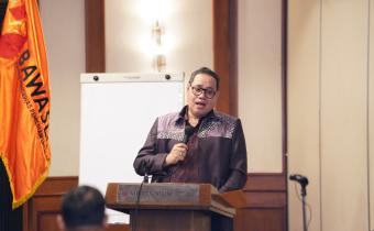 Anggota Bawaslu, Herwyn JH Malonda, saat memberi di acara Rekonsiliasi Data Wajib LHKAN dan LHKPN Tahun Pelaporan 2025 di Jakarta, Senin (1/12/2025).