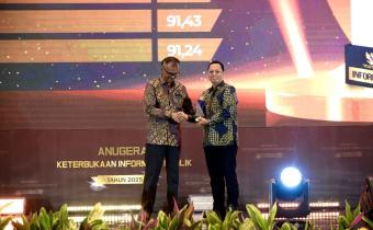 Anggota Bawaslu Puadi saat menerima kualifikasi Informatif sebagai badan publik dalam pelaksanaan monitoring dan evaluasi Keterbukaan Informasi Publik Tahun 2025 pada Senin (15/12/2025).