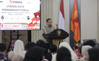 Anggota Bawaslu Puadi di kegiatan Literasi Data untuk Pengawasan Pemilu dengan tema: “Sinergi Universitas dan Pengawas Pemilu melalui Literasi Data, Selasa (18/11/2025).
