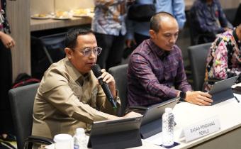 Anggota Bawaslu Puadi memberikan paparan pada kegiatan Presentasi Uji Publik Monitoring Evaluasi Keterbukaan Informasi Publik, Selasa (18/112025). Foto: Pemberitaan dan Publikasi Bawaslu RI