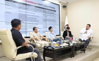 Ketua Bawaslu Rahmat Bagja saat menghadiri diskusi publik yang digelar Koalisi Pewarta Pemilu dan Demokrasi (KPPDEM) bertajuk Menegakkan HAM dalam Pemilu dan Pemilihan di Media Center KPU, Jakarta, Rabu (19/11/2025).