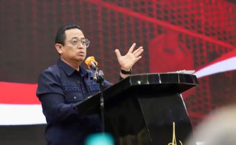 Anggota Bawaslu Puadi saat memberikan pengantar dalam talkshow Merajut Keadilan: Potret Penanganan Pelanggaran Pilkada 2024 di Bekasi, Senin (22/12/2025).