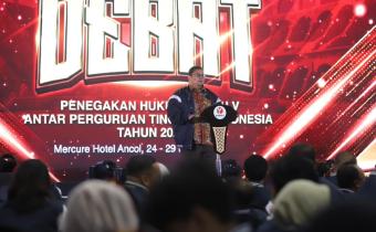 Ketua Bawaslu Rahmat Bagja saat membuka Kompetisi Debat Penegakan Hukum Pemilu ke-V Antar Perguruan Tinggi se-Indonesia yang digelar di Jakarta, Selasa (25/11/2025). Foto: Pemberitaan dan Publikasi Bawaslu RI