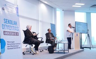 Ketua Bawaslu Rahmat Bagja (kanan) saat menjadi narasumber dalam Sekolah Demokrasi (Sekdem) VIII yang dilakasanakan di Universitas Paramadina, Jumat (28/11/2025).