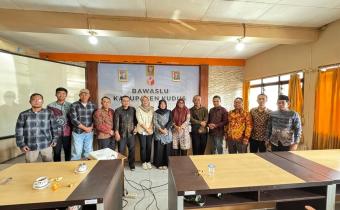 Anggota Bawaslu Jepara, Ali Purnomo dan Khomaru Zaman, menghadiri kegiatan Penguatan Kelembagaan Pengawas Pemilu dalam Peningkatan Publikasi Lembaga, Pengelolaan Data Informasi dan Persiapan Pengawasan Pemutakhiran Data Pemilih Berkelanjutan (PDPB) Triwulan ke IV serta Evaluasi Pengawasan Partisipatif Bawaslu Kabupaten Kota Tahun 2025.