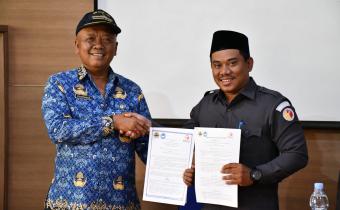 Ketua Bawaslu Jepara, Sujiantoko, S.H.I., MM, dan Kepala Sekolah SMKN 2 Jepara, Dr. Sugiyanto, S.Pd., M.Pd melakukan penandatanganan Memorandum of Understanding (MoU)
