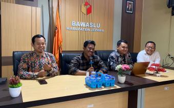Pimpinan dan Staf sekretariat Bawaslu Kabupaten Jepara melaksanakan Rapat Koordinasi Penyusunan Daftar Inventarisasi Masalah (DIM)