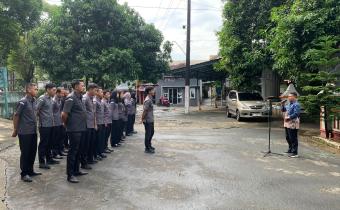 Anggota Bawaslu Jepara Shohibul Habib sebagai pembina dalam apel pagi rutin bersama jajaran staf di halaman kantor Bawaslu Jepara