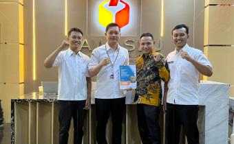 Keterangan foto: Koordinator Divisi Pencegahan, Partisipasi Masyarakat, dan Hubungan Masyarakat (Humas) Bawaslu Jepara, Ali Purnomo saat menyampaikan laporan Humas kepada Kepala Bagian Hukum, Humas, Data, dan Informasi (Datin) Bawaslu Jawa Tengah, Bayu Permana di kantor Bawaslu Jawa Tengah, Rabu (24/12/25).