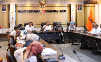 Sekretaris Jenderal Bawaslu Ferdinand Eskol Tiar Sirait memimpin rapat pemaparan program kerja dan anggaran dalam rangka penetapan arah kebijakan Bawaslu Tahun Anggaran 2026, yang dilaksanakan di Jakarta, Rabu (7/11/2025).