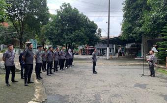 Anggota Bawaslu Jepara Shohibul Habib sebagai pembina dalam apel pagi rutin bersama jajaran staf di halaman kantor Bawaslu Jepara